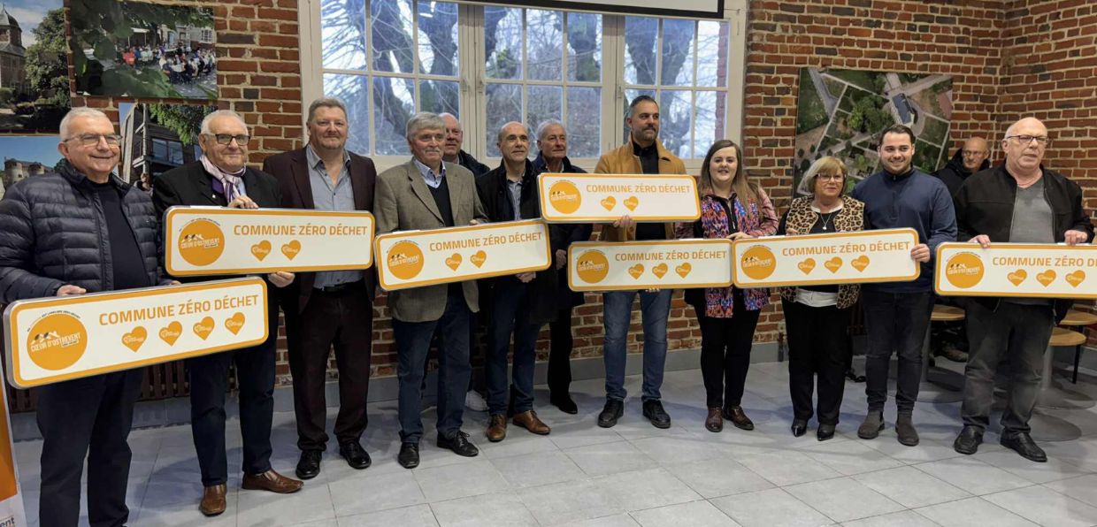 les communes du label zéro déchet avec les panneaux dans les mains