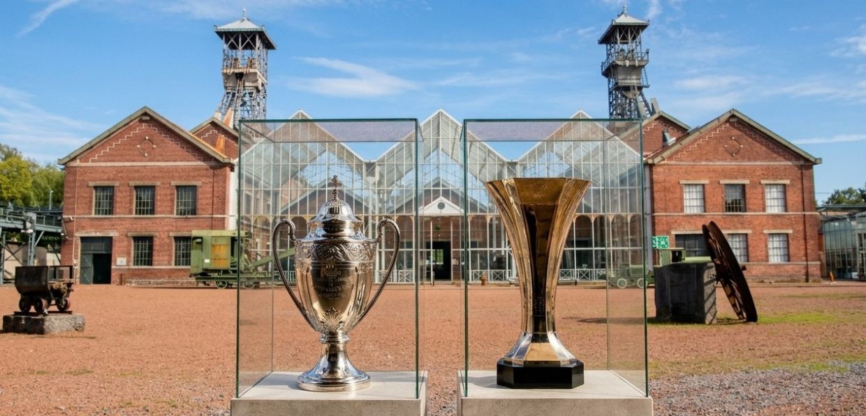 photo des trophées devant le centre historique Minier de Lewarde